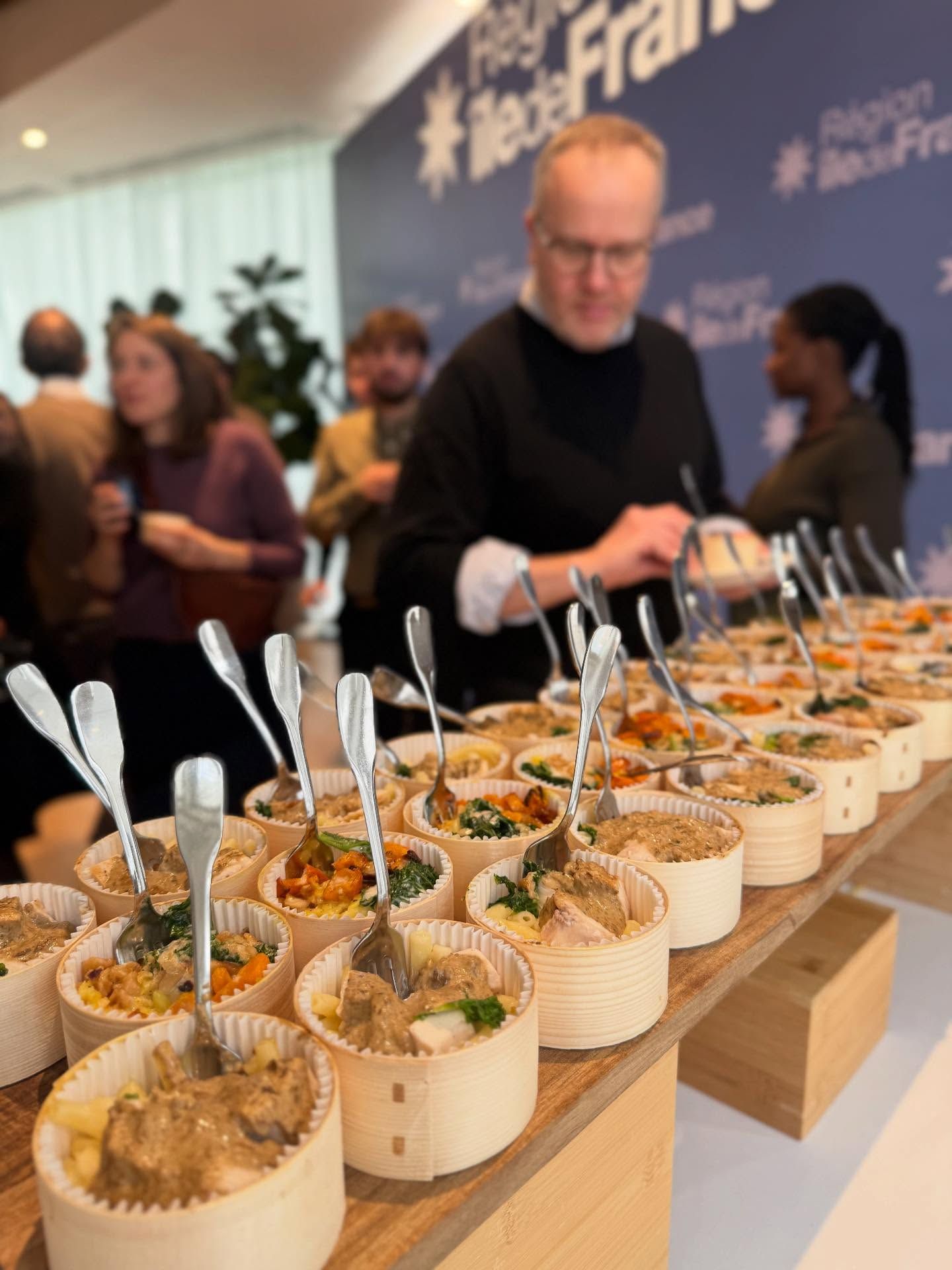 Collaborateurs qui profitent d'un cocktail d'entreprise