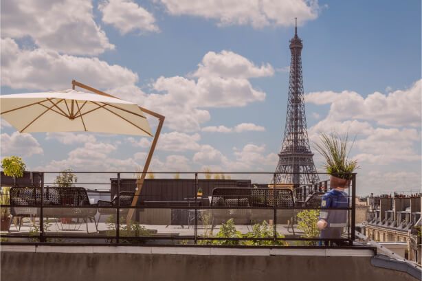 Comet Étoile - Terrasse avec vue sur la tour Eiffel