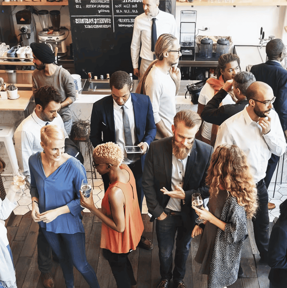 Collaborateurs qui échangent autour d'un verre