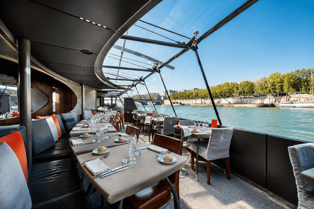 Repas d'affaires dans un bateau parisien
