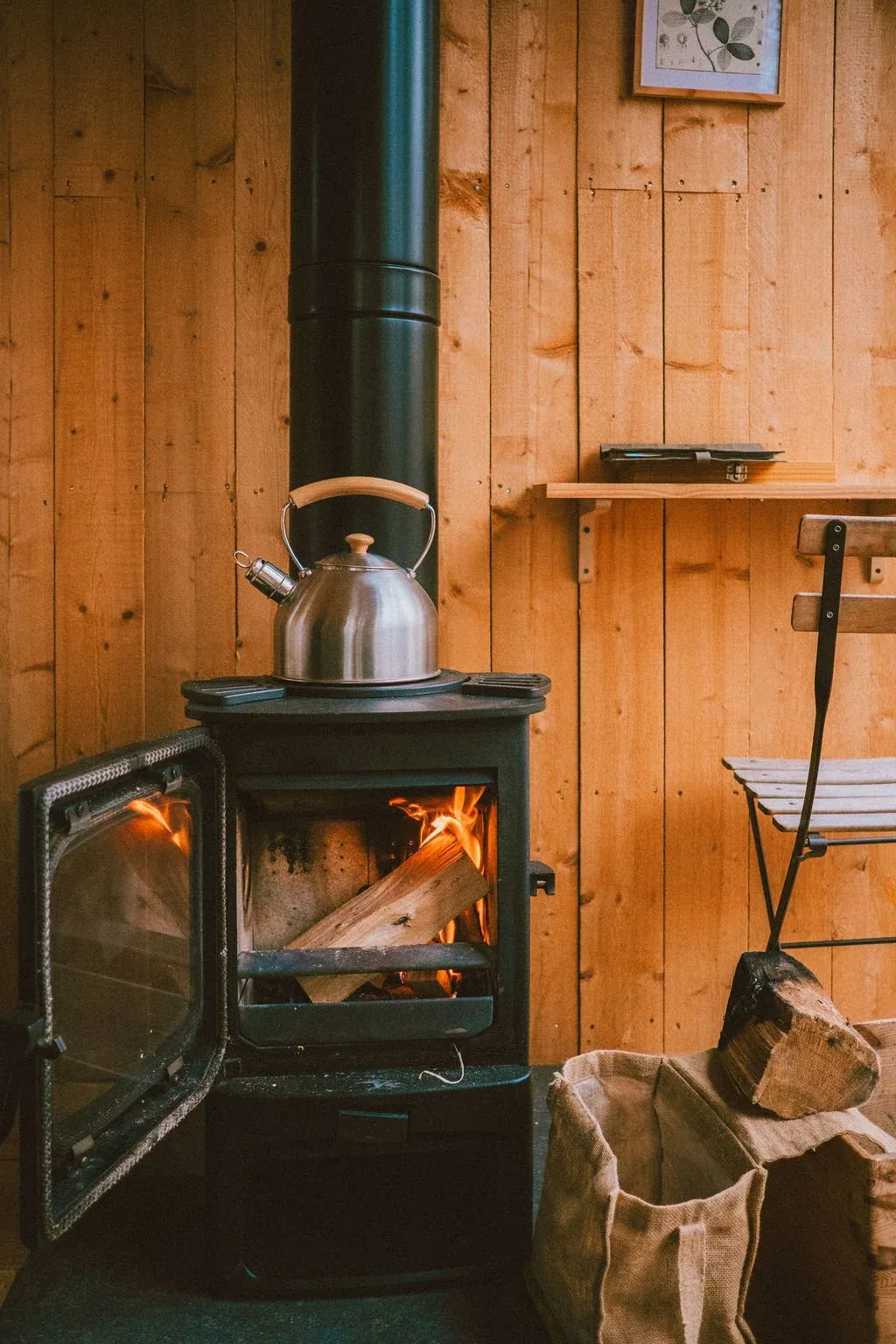 Youza Ecolodge - Poêle à bois dans une cabane