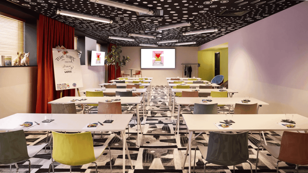 Salle de réunion configurée pour un événement d'entreprise