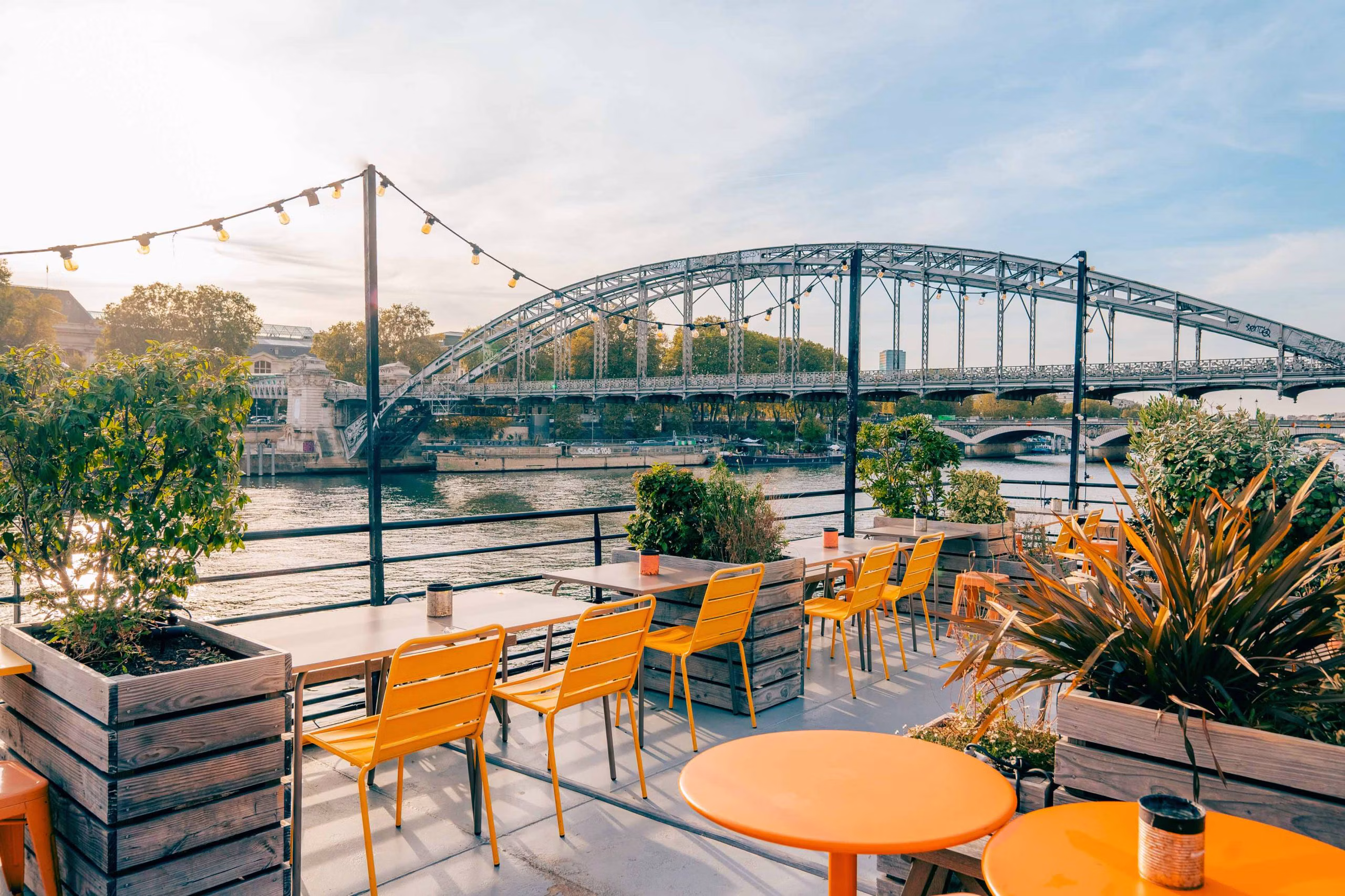 Le rooftop du Mazette surplombant la Seine et les quais de Paris