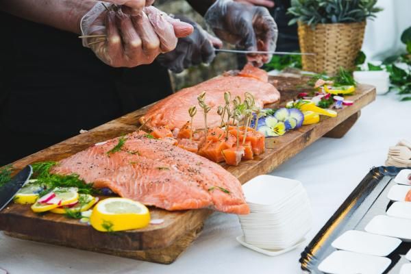 Découpe de saumon personnalisée face aux convives 