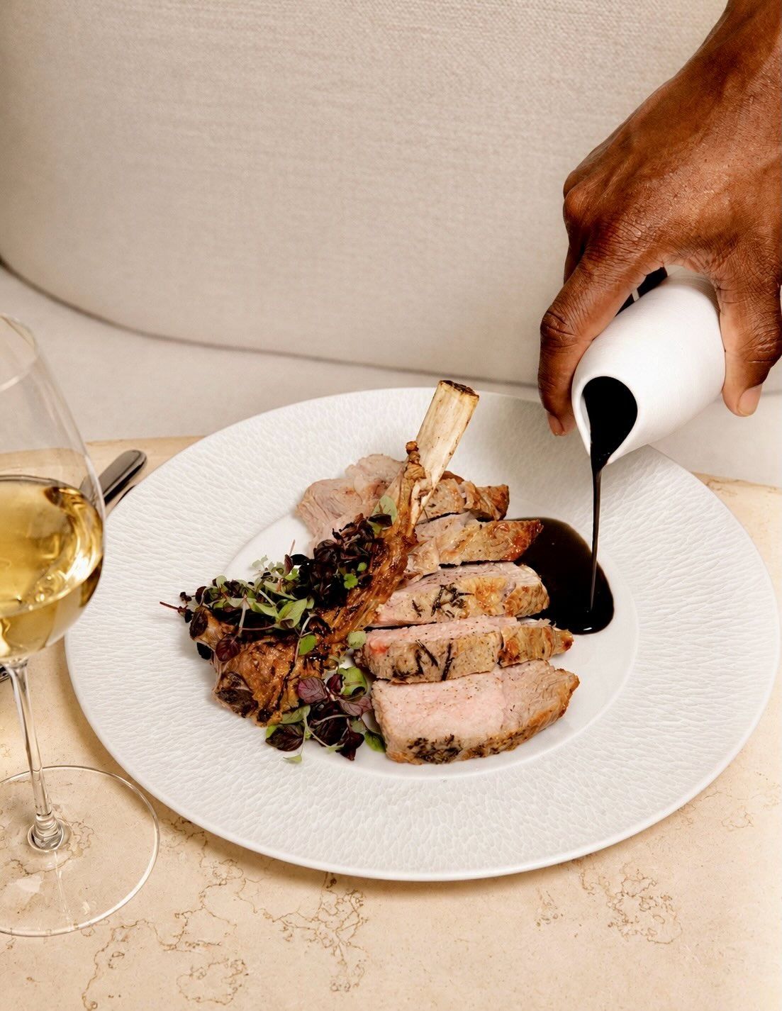 Une assiette de côte de veau chez At Home