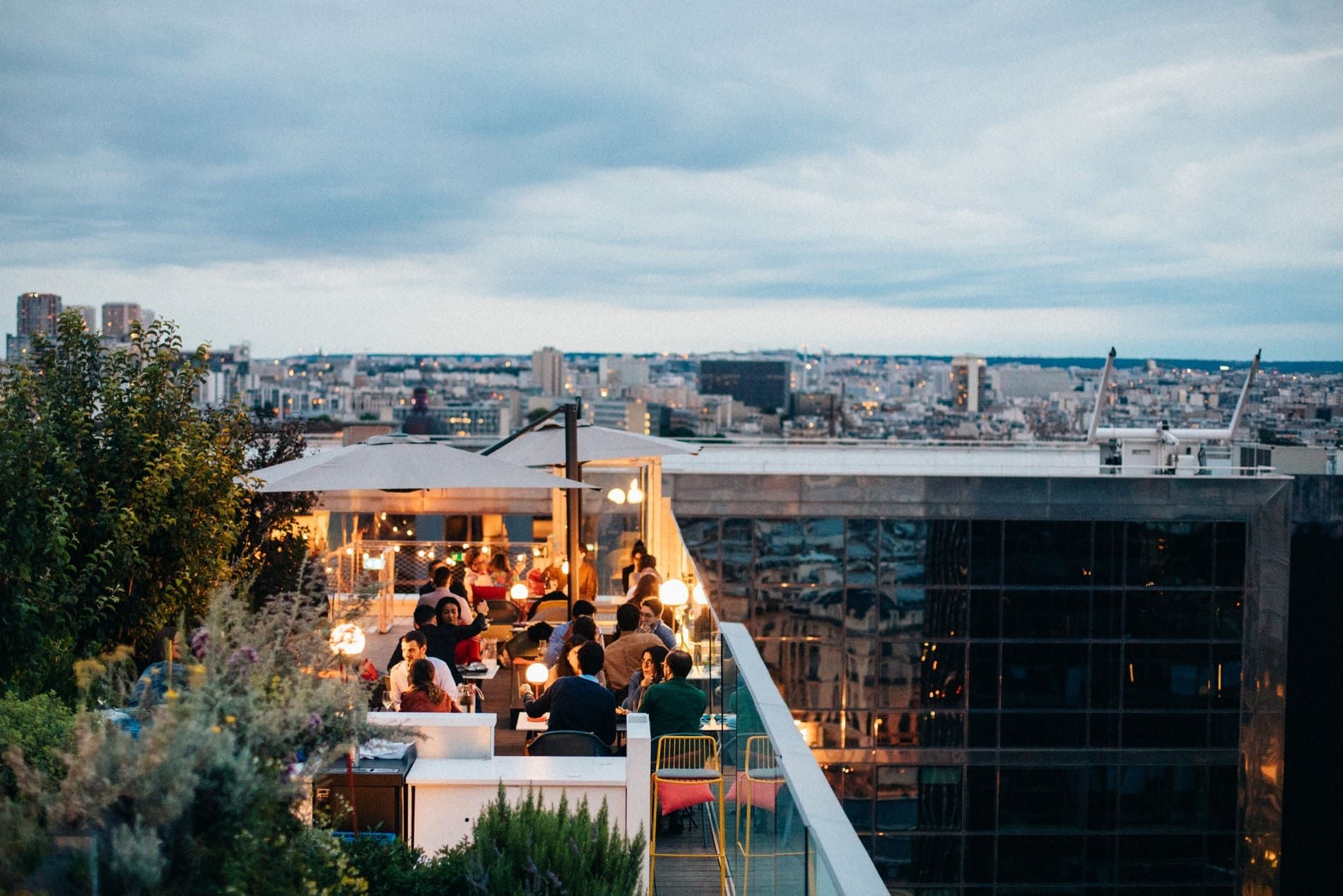 Configuration chaleureuse du rooftop avec ses luminaires