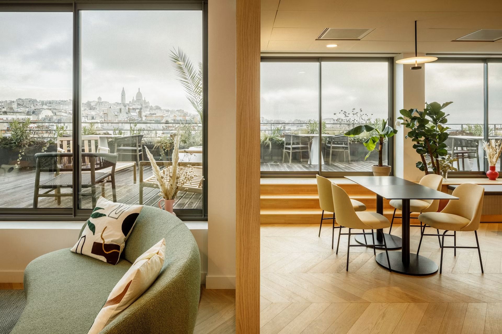 Spacious rooftop with views over Paris, ideal for a successful after-work event
