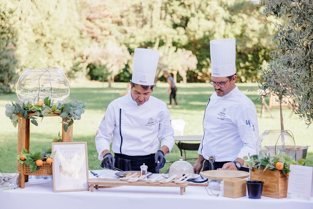 Les chefs réalisant le dressage des noix de Saint-Jacques