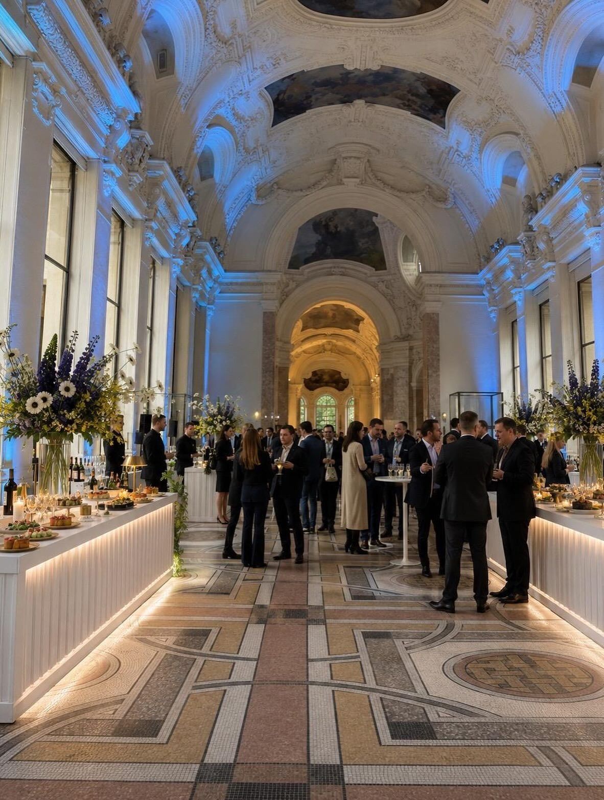 Moment de convivialité autour d'un buffet