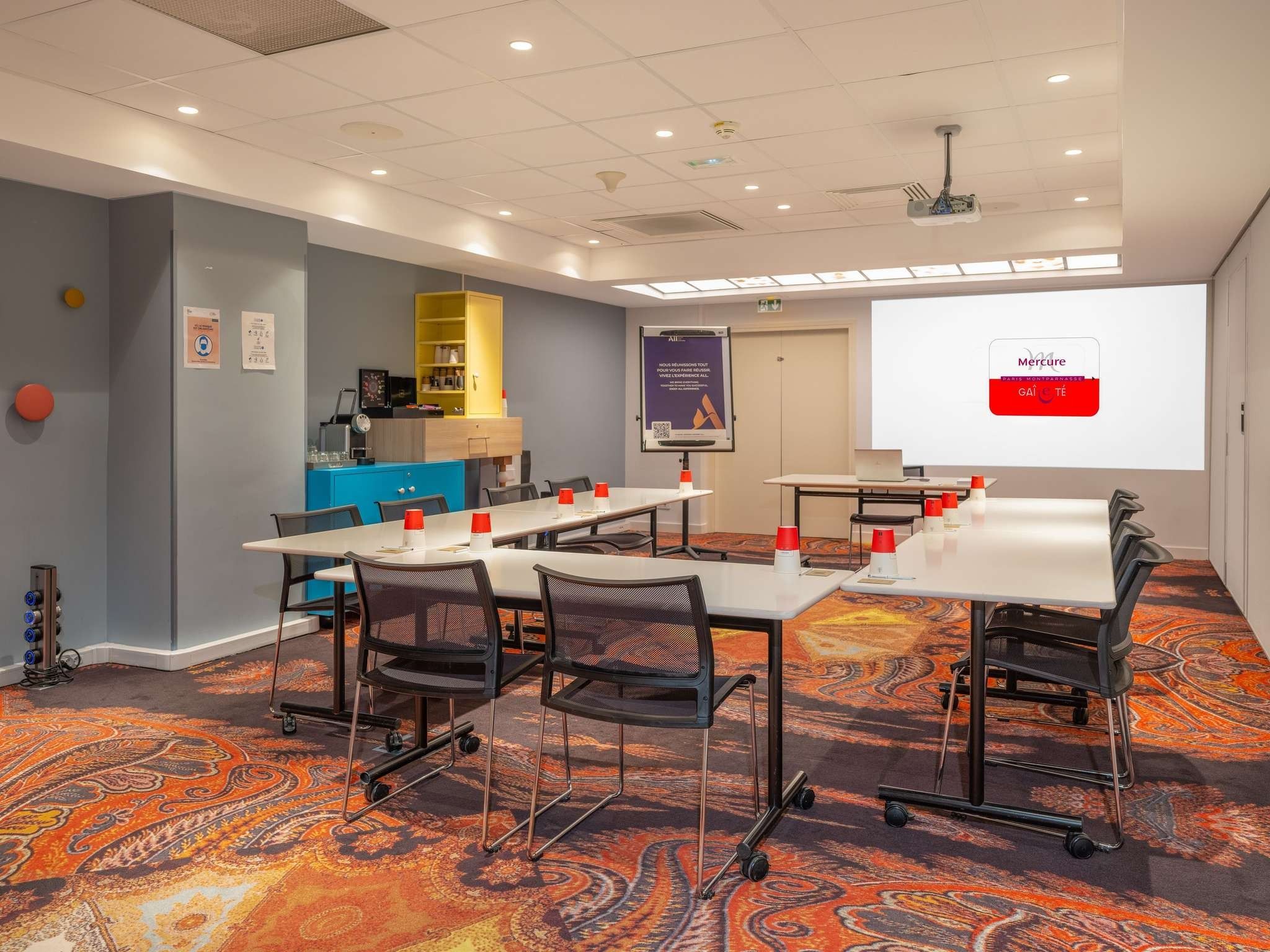Salle avec un équipement audiovisuel pour une dizaine de personnes