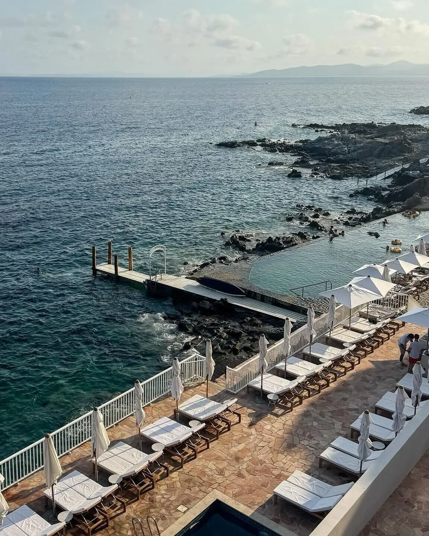 Une piscine à l'eau claire au contact de la mer