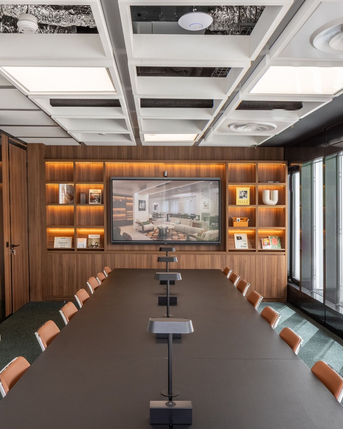 Bright, fully equipped meeting room in La Défense