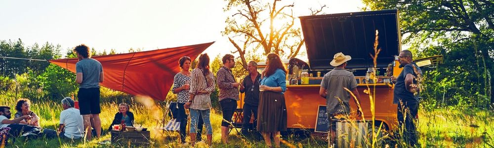 Collègues rassemblés pour un afterwork en plein air