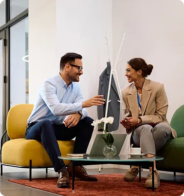 Deux experts REJOLT échangeant autour d’un brief de projet