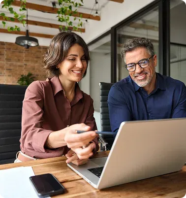 Deux experts REJOLT échangeant autour d’un brief de projet