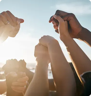 Deux experts REJOLT échangeant autour d’un brief de projet