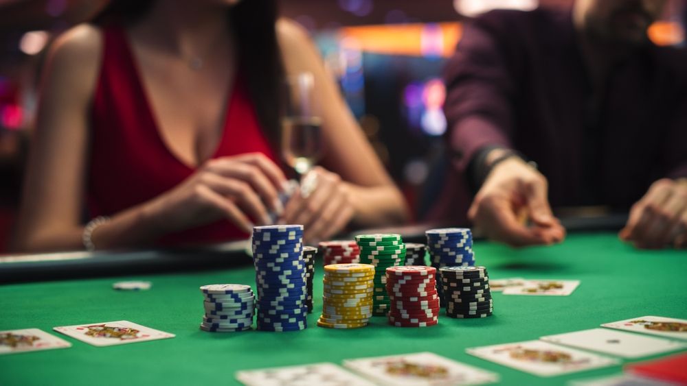 Joueurs autour d'une table de poker en soirée d'entreprise