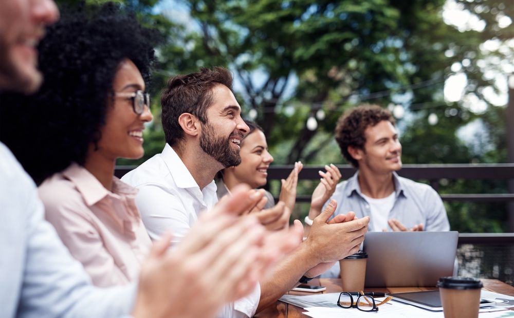Equipe en séminaire d'entreprise en extérieur