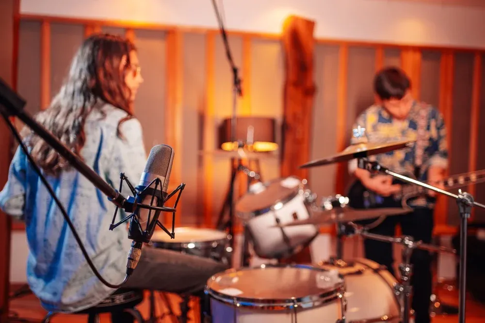 Collègues jouant de la musique ensemble lors d’un team building