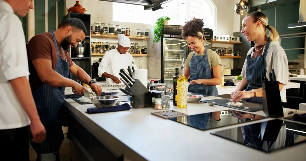 Collaborateurs riant ensemble lors d'un cours de cuisine