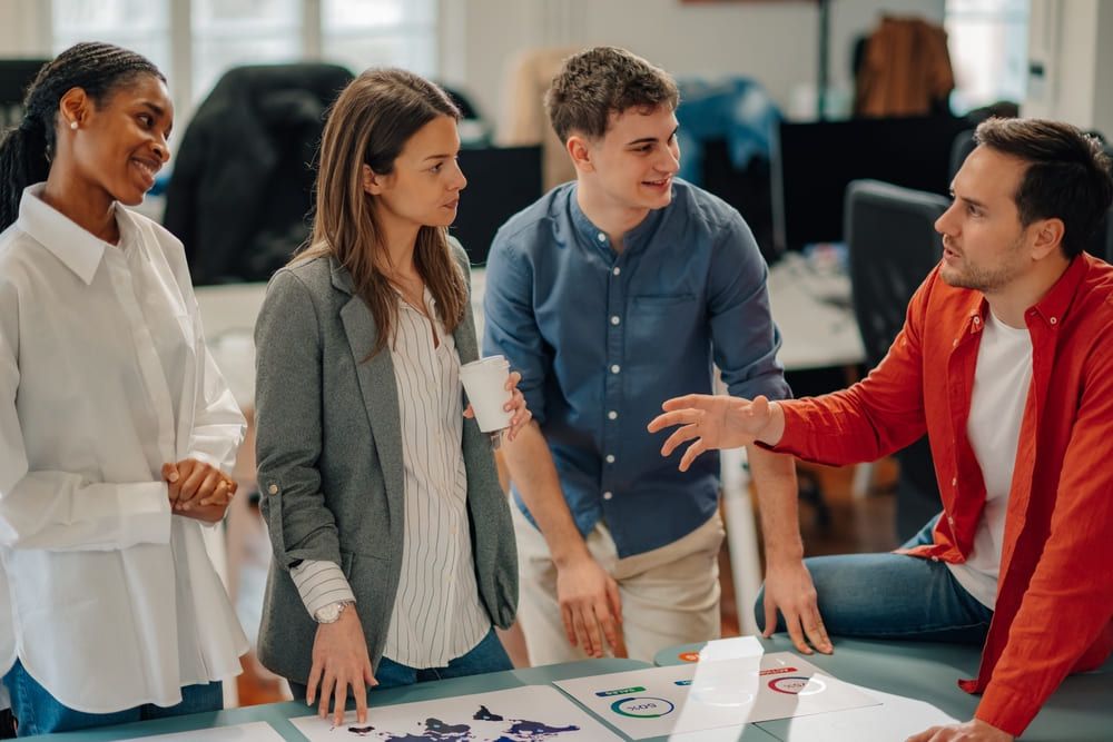 Collaborateurs réunis lors d’une journée d’étude en entreprise