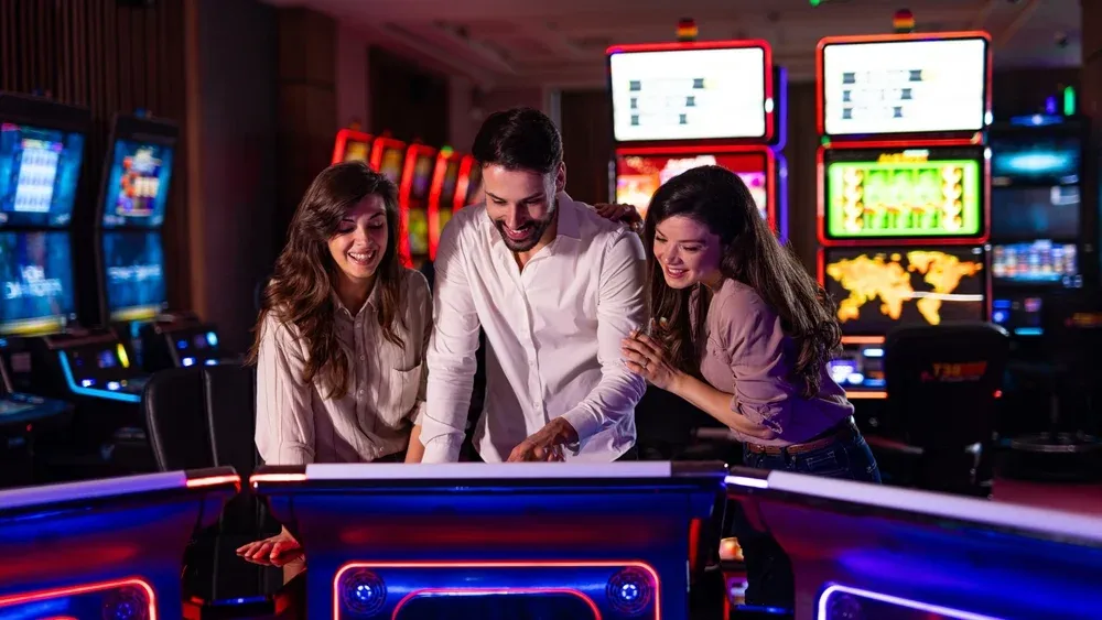 Collègues jouant ensemble lors d'un team building en intérieur