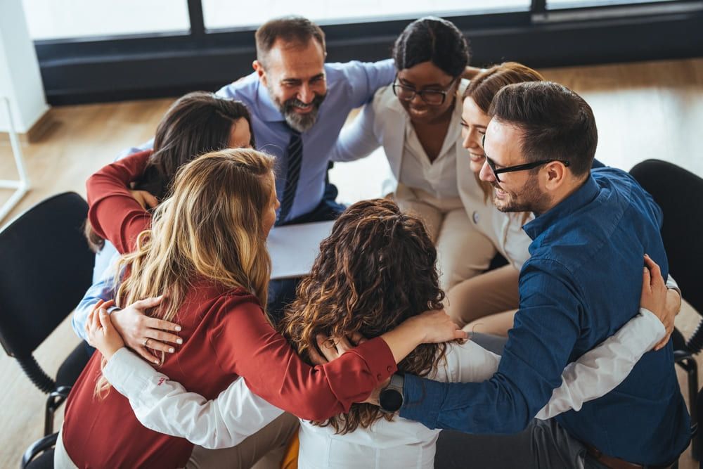 Equipe soudée réunie en cercle
