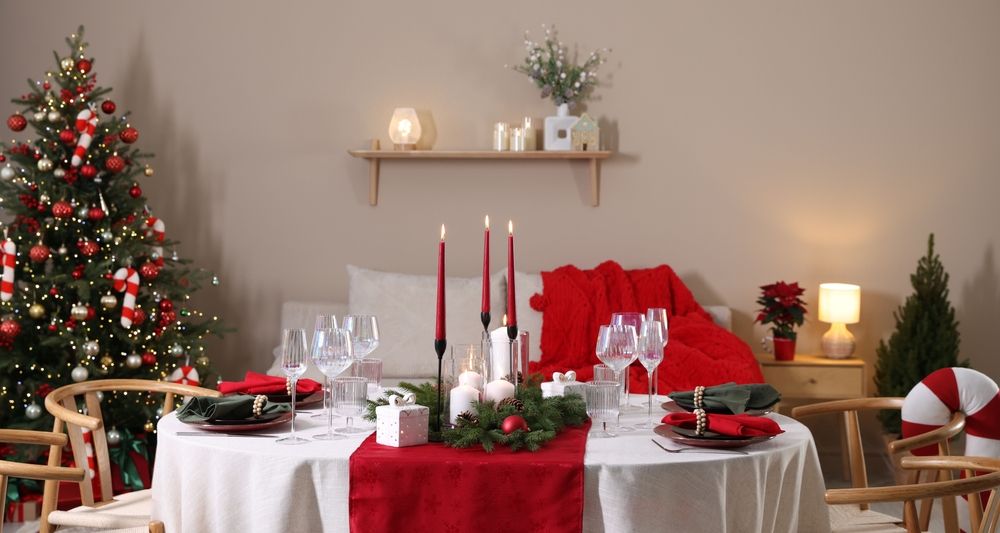 Table dressée pour un dîner de Noël d'entreprise