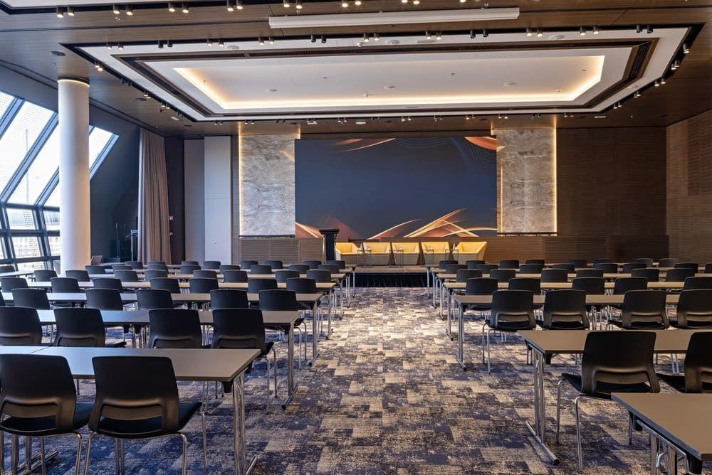 Salle de conférence préparée pour une journée d’étude