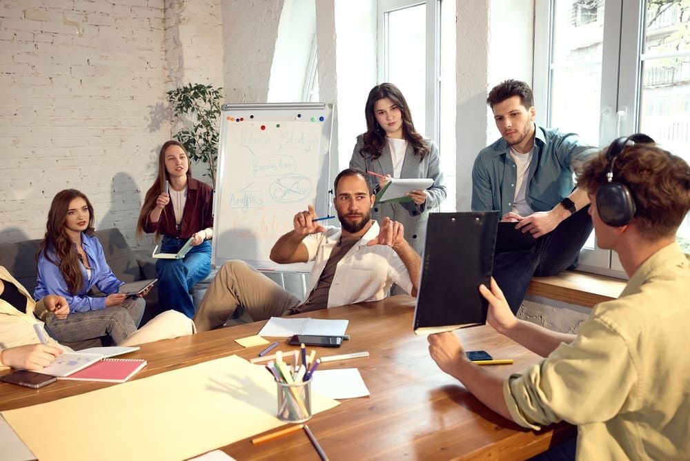 Collaborateurs travaillant en petit groupe lors d’un atelier participatif
