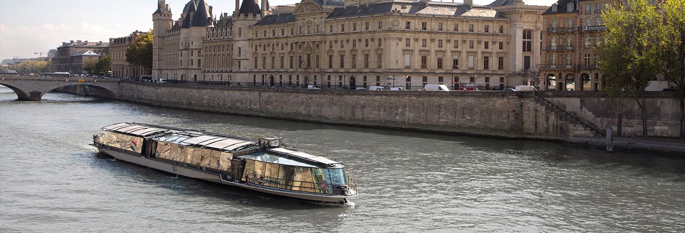 Bateaux Parisiens et le Palais de la Cité