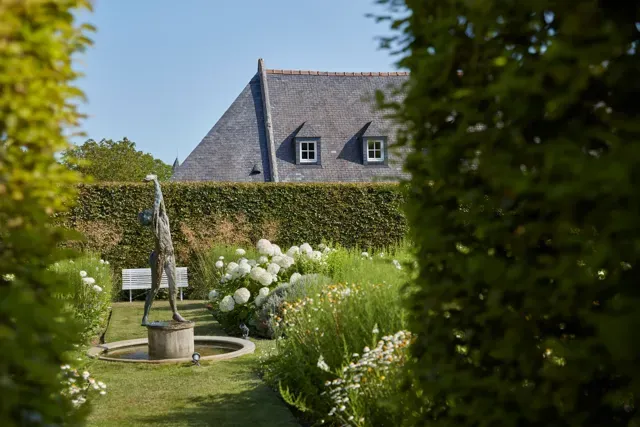 Le Château d'Audrieu entouré de ses jardins à la française