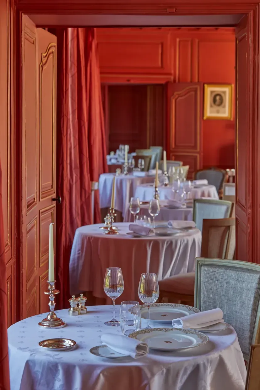 Tables dressées pour un repas au château 