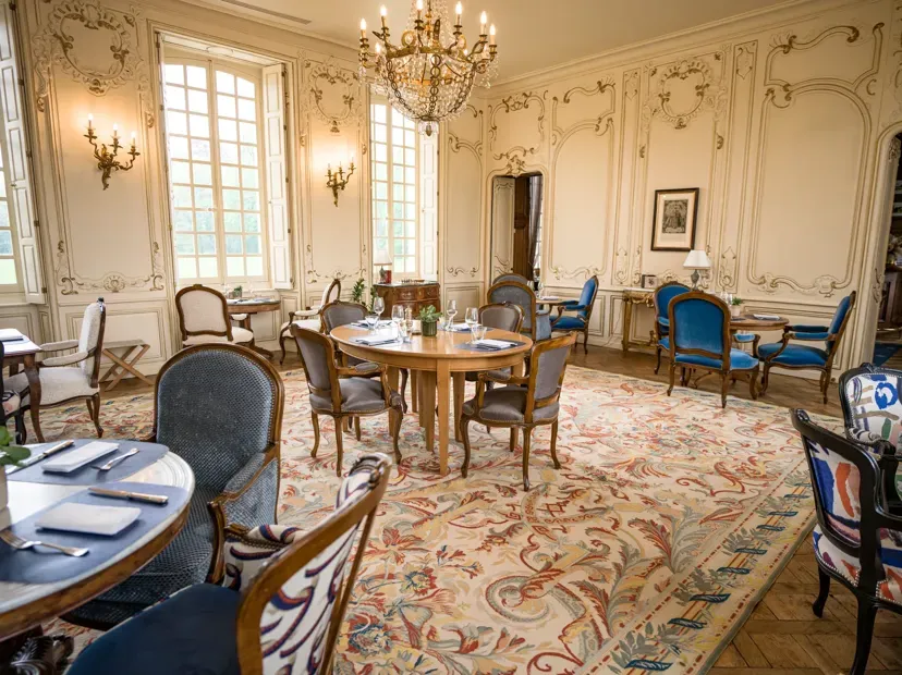 Salon aménagé pour une réunion professionnelle 