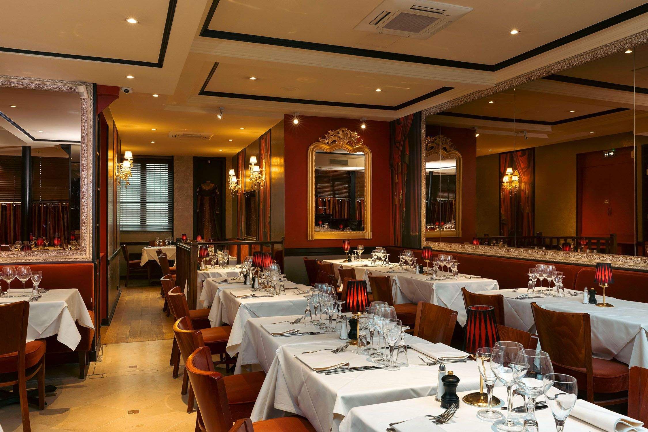Salle de restaurant pour un repas dans un cadre festif